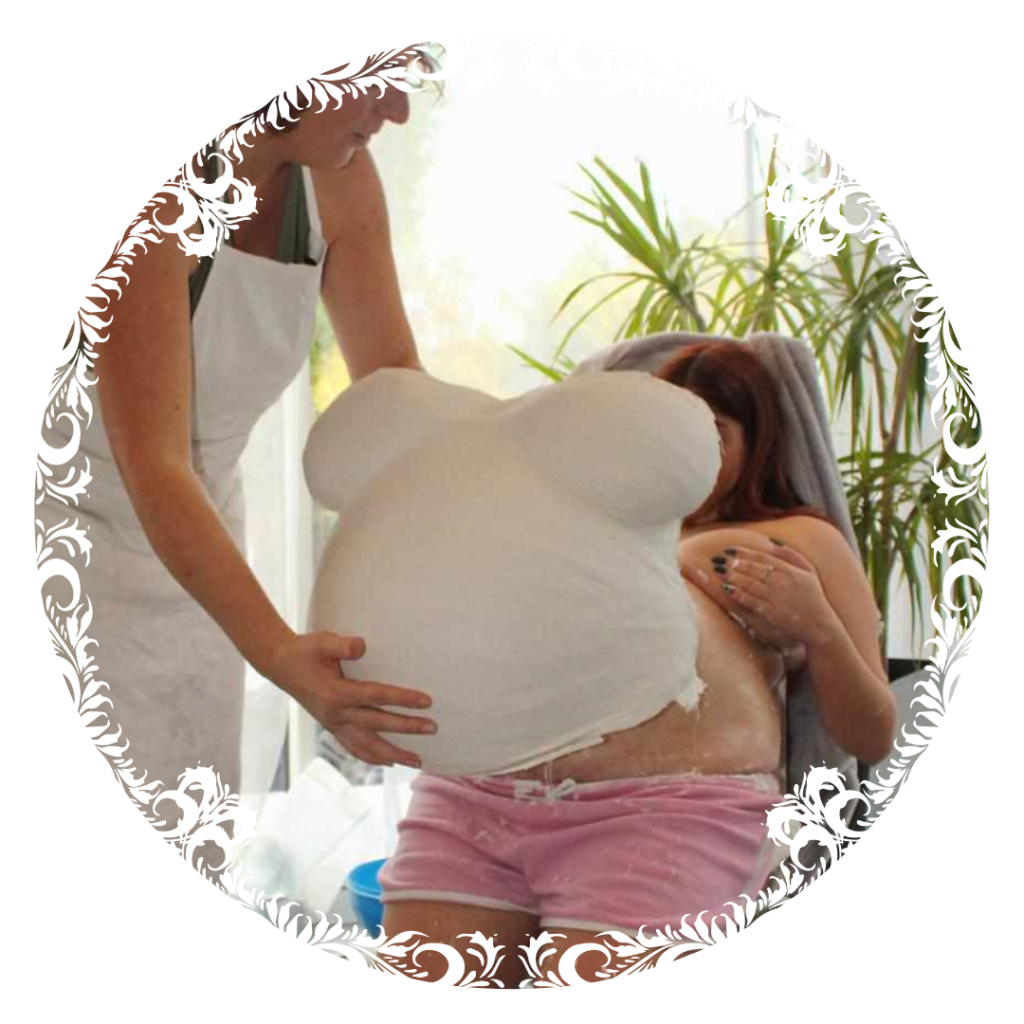 moulage en plâtre du ventre de la femme enceinte.